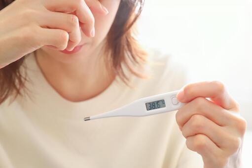 体温計で体温を測る女性 風邪,体温計,高熱の写真素材