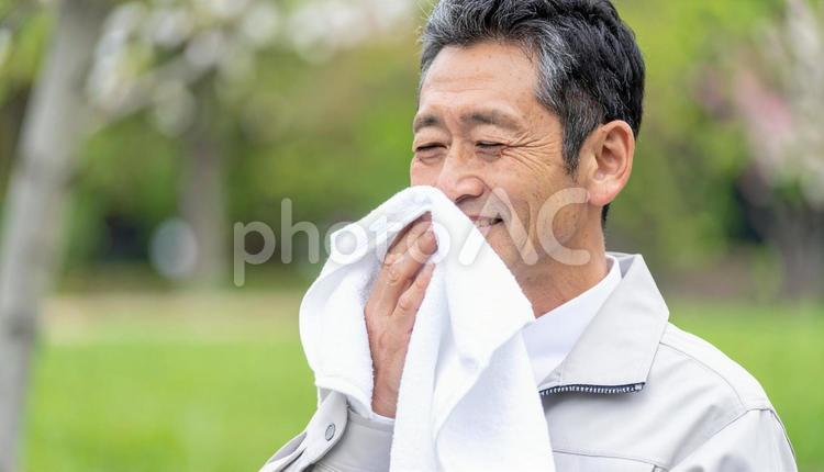 汗に滲む冷感の工夫 冷却タオル,汗,男性の写真素材