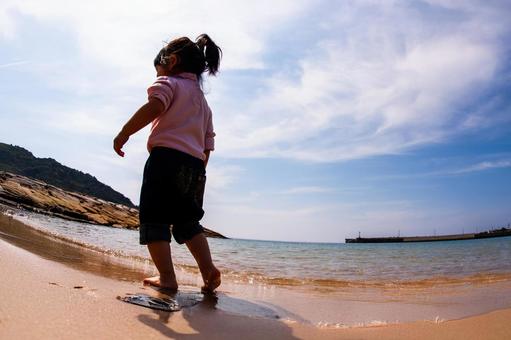 波打ち際を歩く子供 波打ち際を歩く子供 子供,夏の海,波打ち際の写真素材