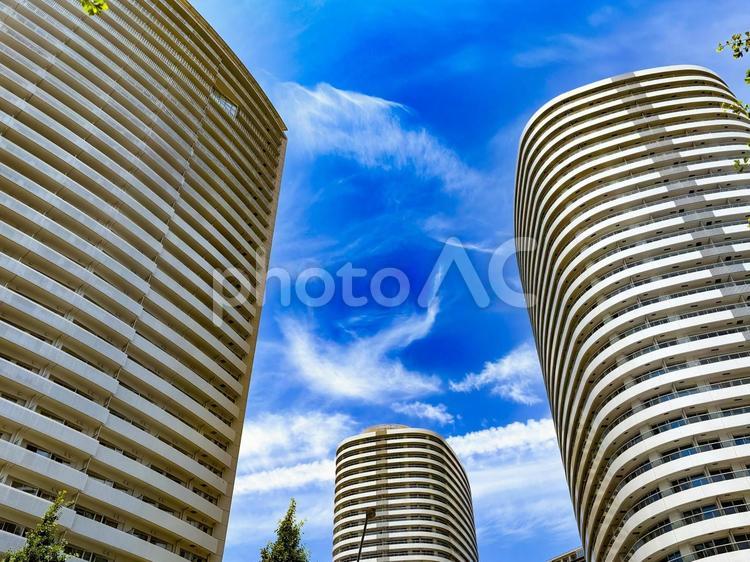 横浜みなとみらいのマンションと青い空 タワーマンション,横浜,みなとみらいの写真素材