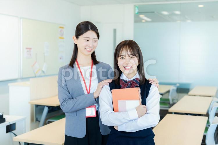 教室に立つ先生と生徒 教室,高校生,先生の写真素材