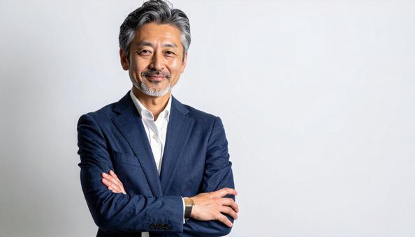 腕組みをするビジネスパーソン 腕組みをするビジネスパーソンの写真