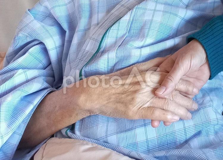 しっかり握られた老母と娘の手 老齢,母娘,手の写真素材