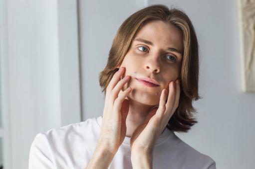 両手を頬にやる男性 男性,外国人,欧米人の写真素材