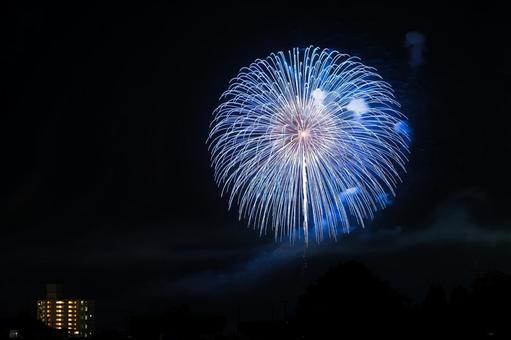 夜空に咲いた青くて丸い美しい大輪花火 夜空に咲いた青くて丸い美しい大輪花火 花火,花火大会,夜景の写真素材