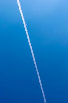 青空に1本の飛行機雲 青空に1本の飛行機雲 飛行機雲,青空,自然の写真素材
