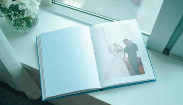 窓辺に置かれた結婚式の時のアルバム 窓辺に置かれた結婚式の時のアルバムの写真