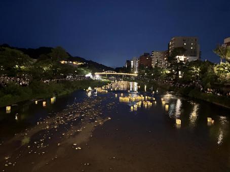 灯籠流し 灯籠流し 灯籠流し,川,お祭りの写真素材