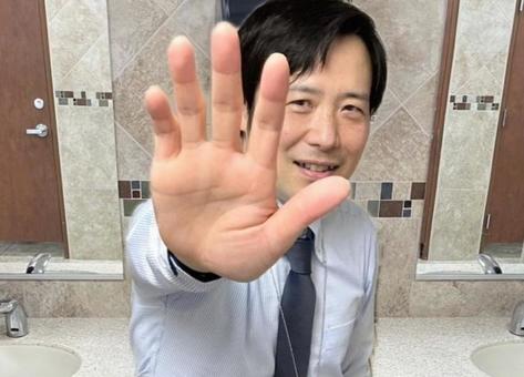 手のひらを見せるサラリーマン 手のひらを見せるサラリーマン 手洗い,洗面所,トイレの写真素材