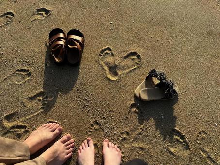 浜辺で足あとハート 浜辺で足あとハートの写真