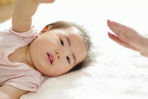 無邪気に笑う赤ちゃんポートレート 無邪気に笑う赤ちゃんポートレート 赤ちゃん,ベビー,かわいいの写真素材