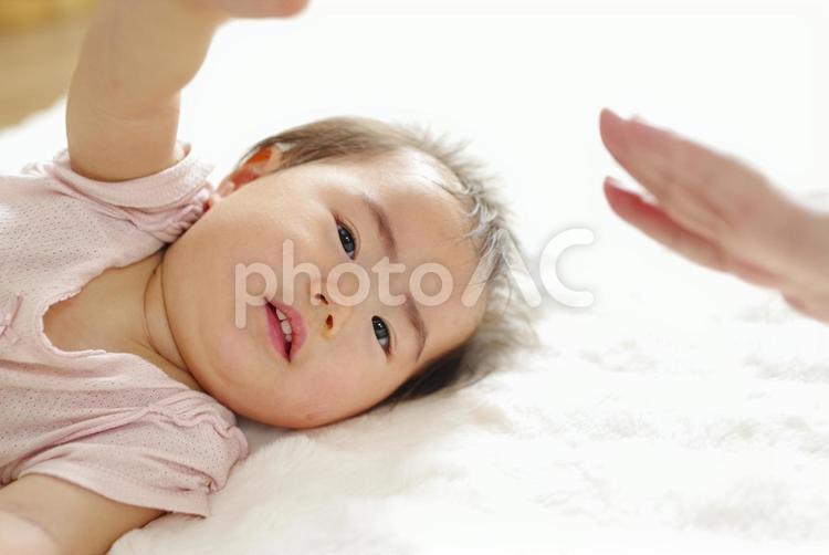 無邪気に笑う赤ちゃんポートレート 赤ちゃん,ベビー,かわいいの写真素材