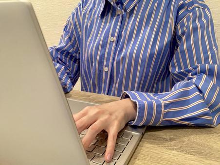 PC で仕事をしている女性 PC で仕事をしている女性 pc,テレワーク,タイピングの写真素材