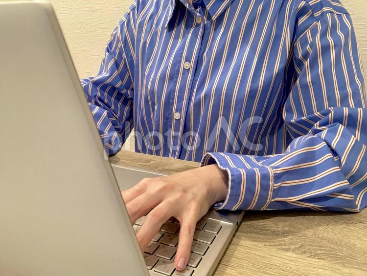 PC で仕事をしている女性 pc,テレワーク,タイピングの写真素材