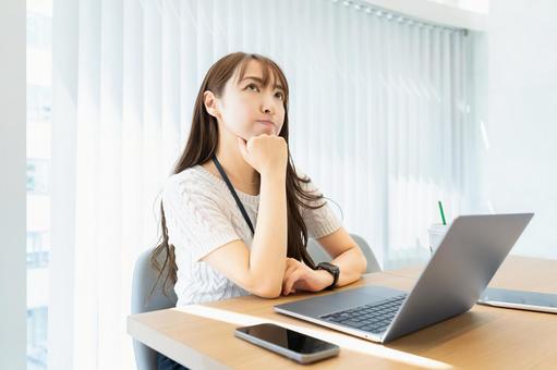 考えごとをする女性・ビジネスウーマン 考えごとをする女性・ビジネスウーマン 女性,悩む,困るの写真素材
