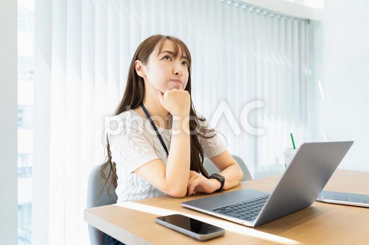 考えごとをする女性・ビジネスウーマン 女性,悩む,困るの写真素材