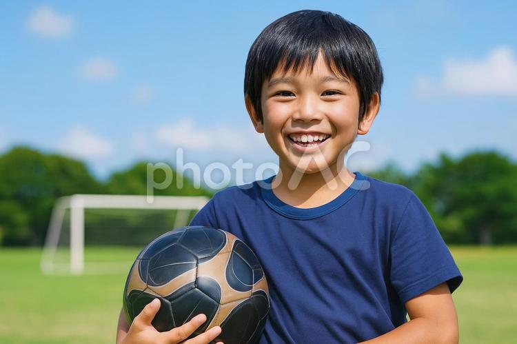 サッカーボールと笑顔の小学生の子供 子供,子ども,サッカーの写真素材