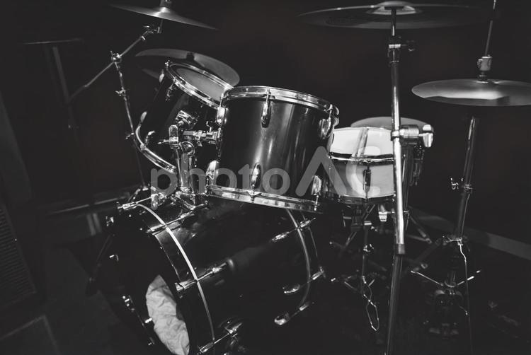 ドラムセット（白黒） ドラム,楽器,ブラバンの写真素材