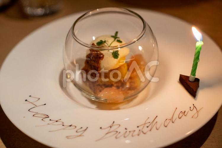 お誕生日ディナーのデザート アイス,アイスクリーム,料理の写真素材