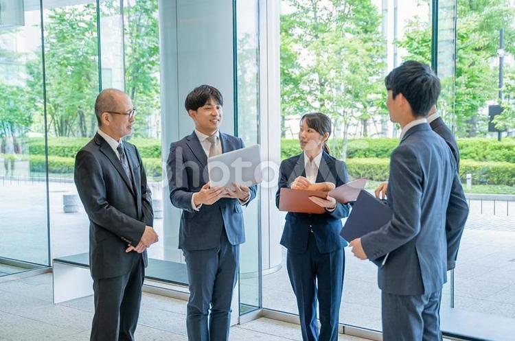 様々な世代のビジネスマンの打合せ ビジネス,男性,男女の写真素材