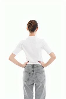 両腰に手を当てポーズする女性(後ろ姿) 両腰に手を当てポーズする女性(後ろ姿)の写真