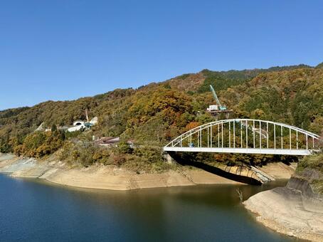 秋晴れの九頭竜湖　紅葉の山肌 工事現場,斜面,大野市の写真素材