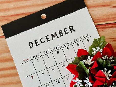 12月カレンダーとポインセチア 12月カレンダーとポインセチアの写真