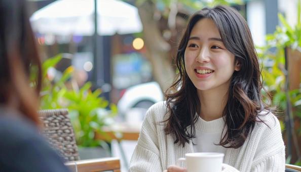 カフェで楽しむ女性 カフェで楽しむ女性の写真