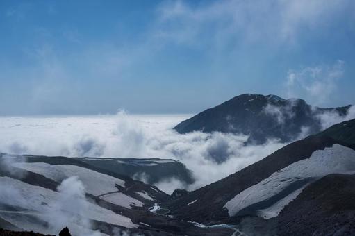 雲海に浮かぶ大日岳 雲海に浮かぶ大日岳の写真