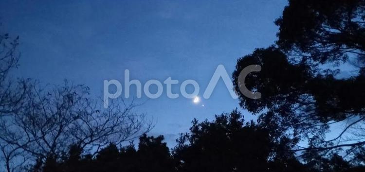 夜空に浮かぶ月と星 夜空,月,星の写真素材