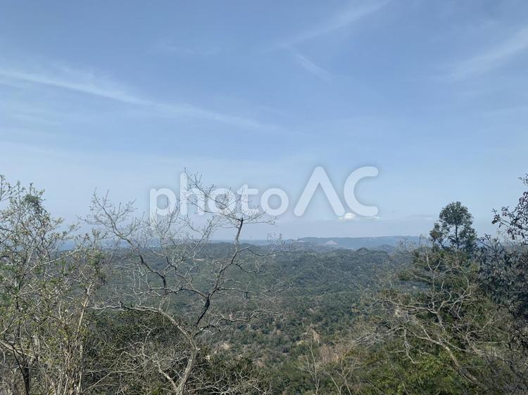 青空と遠景の山並みが広がる展望風景 山,青空,展望の写真素材