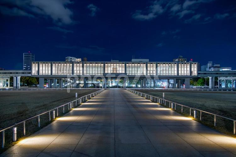 広島平和記念資料館正面のライトアップ夜景 広島平和記念資料館,ライトアップ,夜景の写真素材