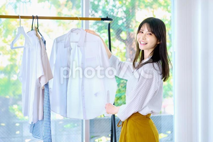 洋服を選ぶ若い女性　主婦　洗濯　家 女性,主婦,家事の写真素材