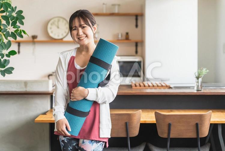ヨガマットを持つ若い女性（ダイエット） ヨガ,ヨガマット,ヨガ講師の写真素材
