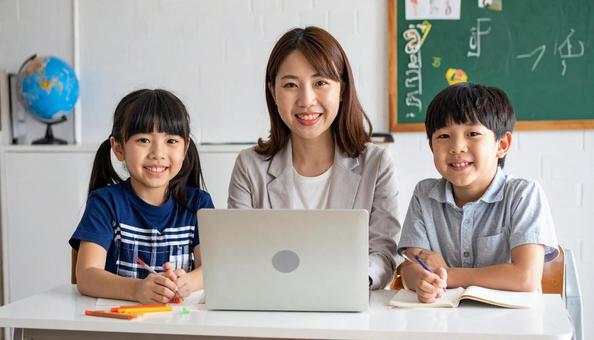 教育 英会話教室でレッスンを受ける子供 教育 英会話教室でレッスンを受ける子供の写真