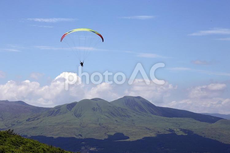 パラグライダー パラグライダー,青空,山の写真素材