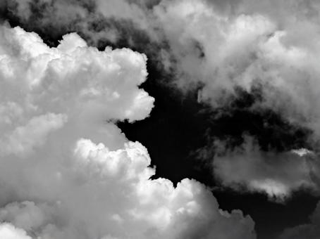 迫る雲 モノクロ 迫る雲 モノクロ 迫る,雲,空の写真素材