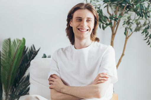 椅子に座って腕を組む男性 男性,外国人,欧米人の写真素材