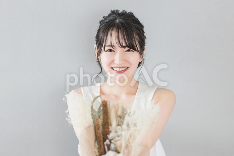 花束を渡す・もらう日本人女性 花束,女性,花の写真素材
