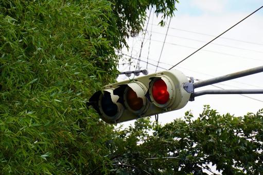 破損した信号機 破損した信号機 信号,電球式,空の写真素材