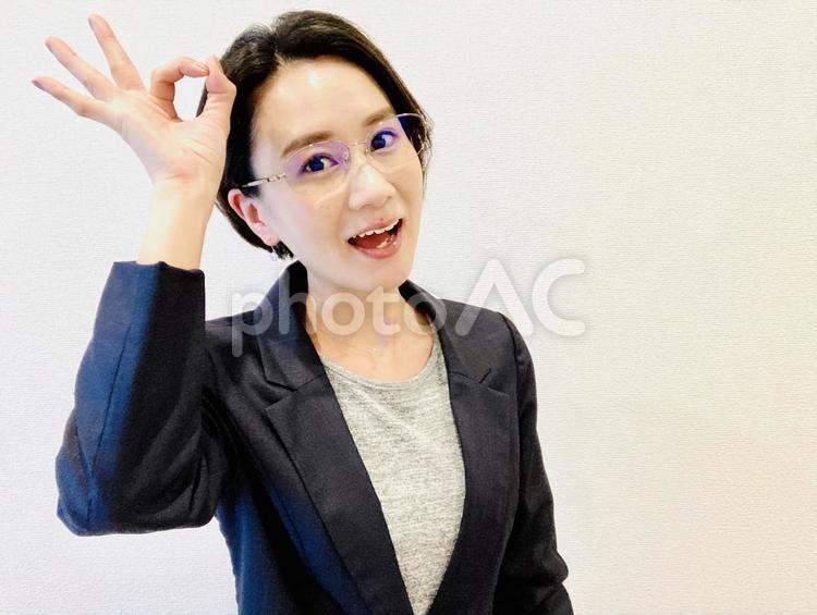 OKサインを出すビジネスウーマン 日本人,30代,笑顔の写真素材