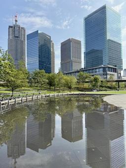 池に反射する梅田の高層ビル 池に反射する梅田の高層ビル 梅田,大阪市,府中の写真素材