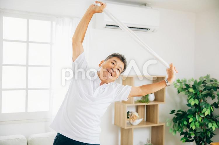 タオルでストレッチする高齢者男性 タオル体操,体操,高齢者の写真素材