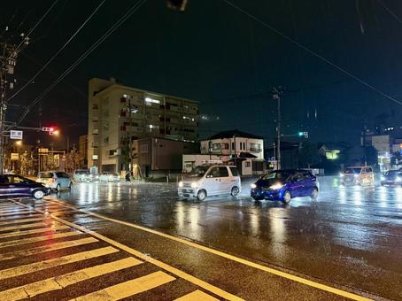 雨の日の夜の交差点 夜景,雨,交差点の写真素材