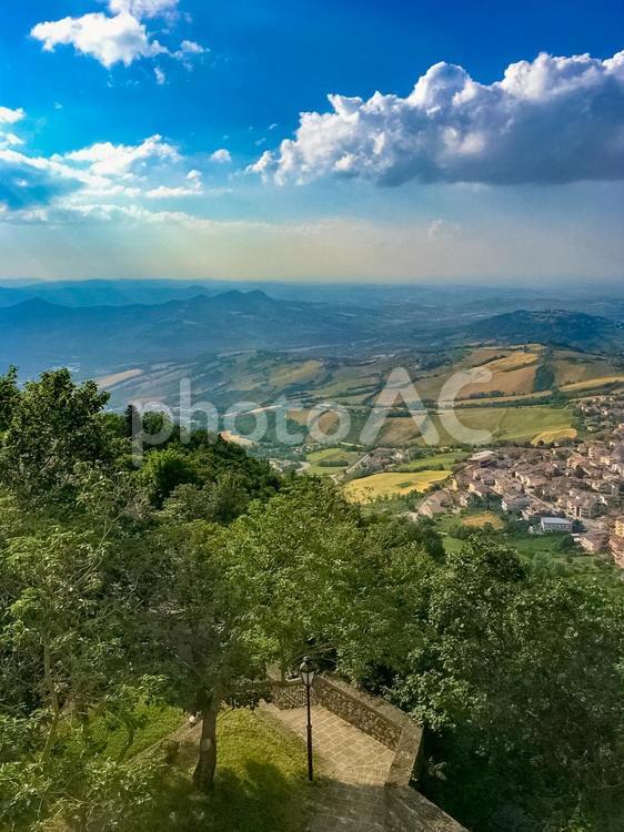 サンマリノ共和国から見下ろす景色 サンマリノ共和国,イタリア,ヨーロッパの写真素材
