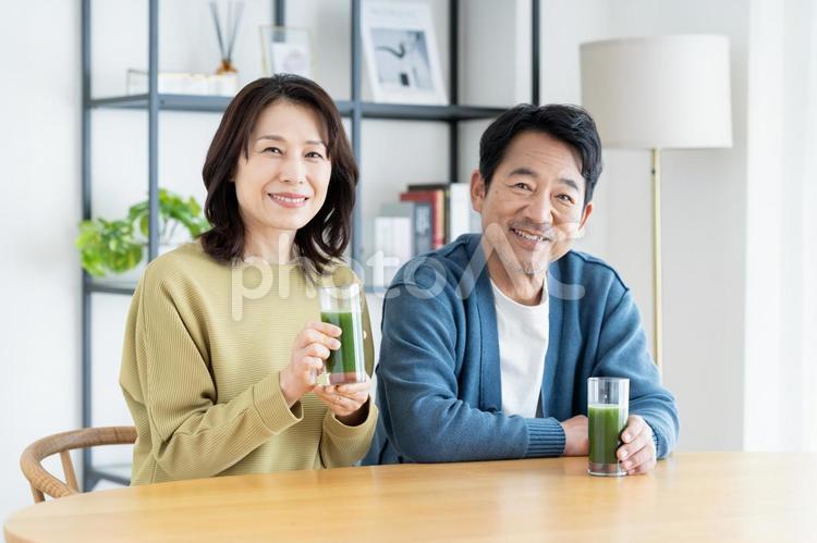 青汁を飲むミドルの夫婦 青汁,野菜ジュース,ミドルの写真素材