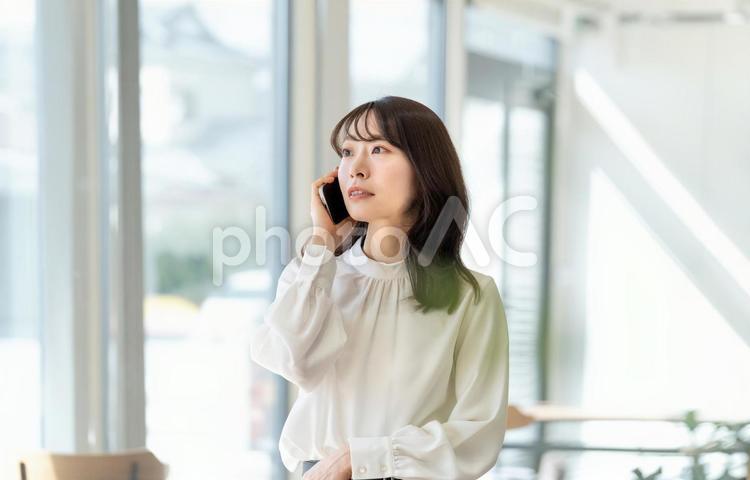 オフィスで電話をするビジネスウーマン 女性,ビジネスウーマン,おすすめの写真素材