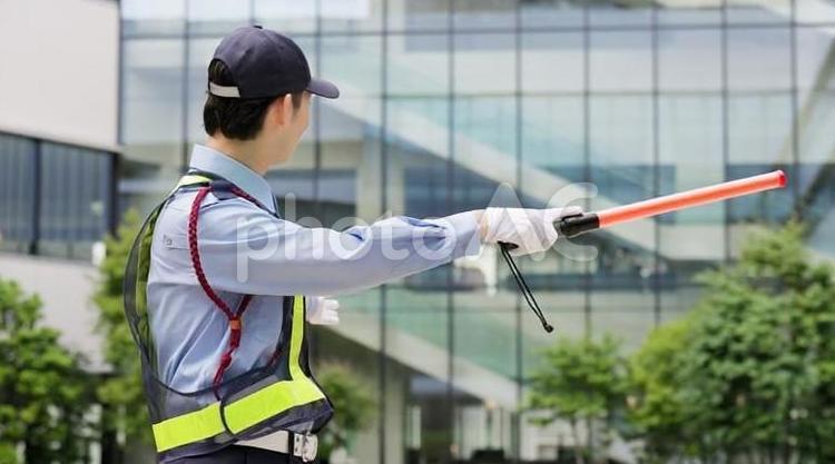 交通整理をする交通誘導員 交通誘導員,駐車場,案内の写真素材