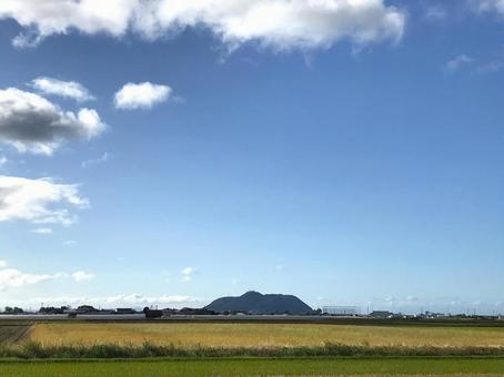 秋晴れの下の田園と函館山 秋晴れの下の田園と函館山 秋晴れ,青空,田園の写真素材