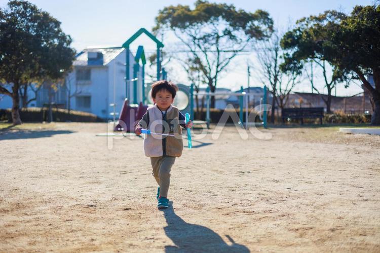 公園で遊ぶ男の子 子育て,育児,子供の写真素材